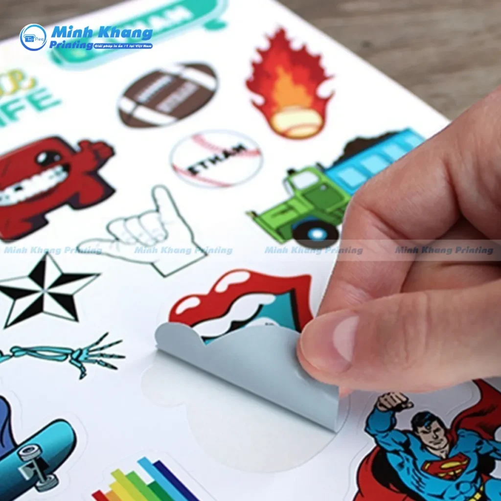 Mẫu sticker nhựa sữa chống trầy xước rất được ưa chuộng để dán trang trí laptop và mũ bảo hiểm