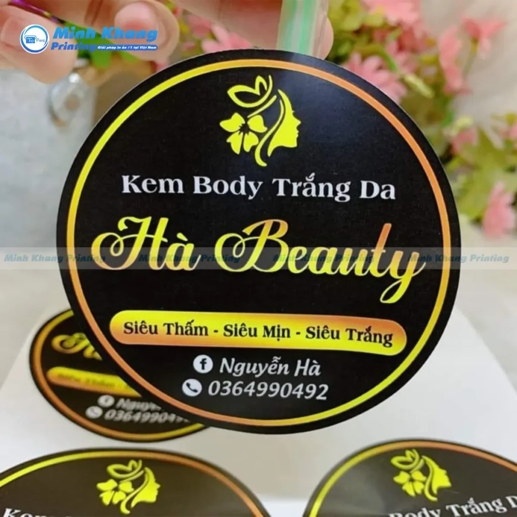 Mẫu logo kem body trắng da dán nắp hộp kem chất liệu decal trăng sữa