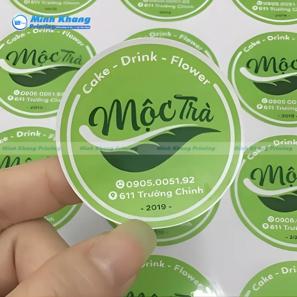 Mẫu logo Mộc Trà dán ly trà sữa bằng decal nhựa trong giúp làm nổi bật màu sắc bắt mắt