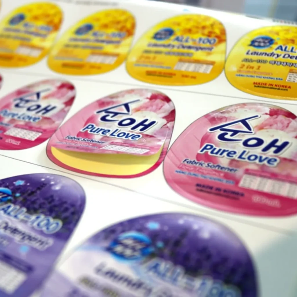 Mãu tem dán logo nước giặt được cắt bế theo hình dạng yêu cầu của khách hàng