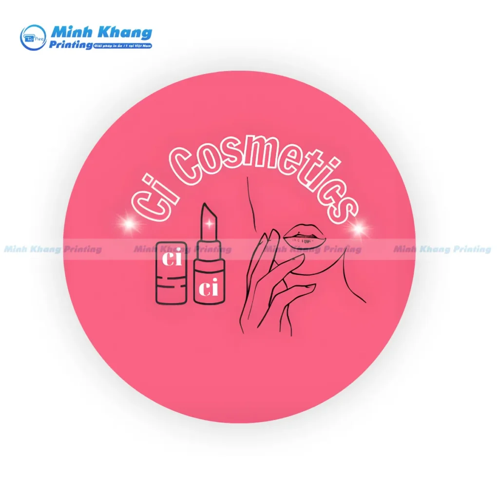 Mẫu tem tròn nhỏ xinh dán dưới đáy lọ son là chi tiết tinh tế thể hiện sự chỉn chu