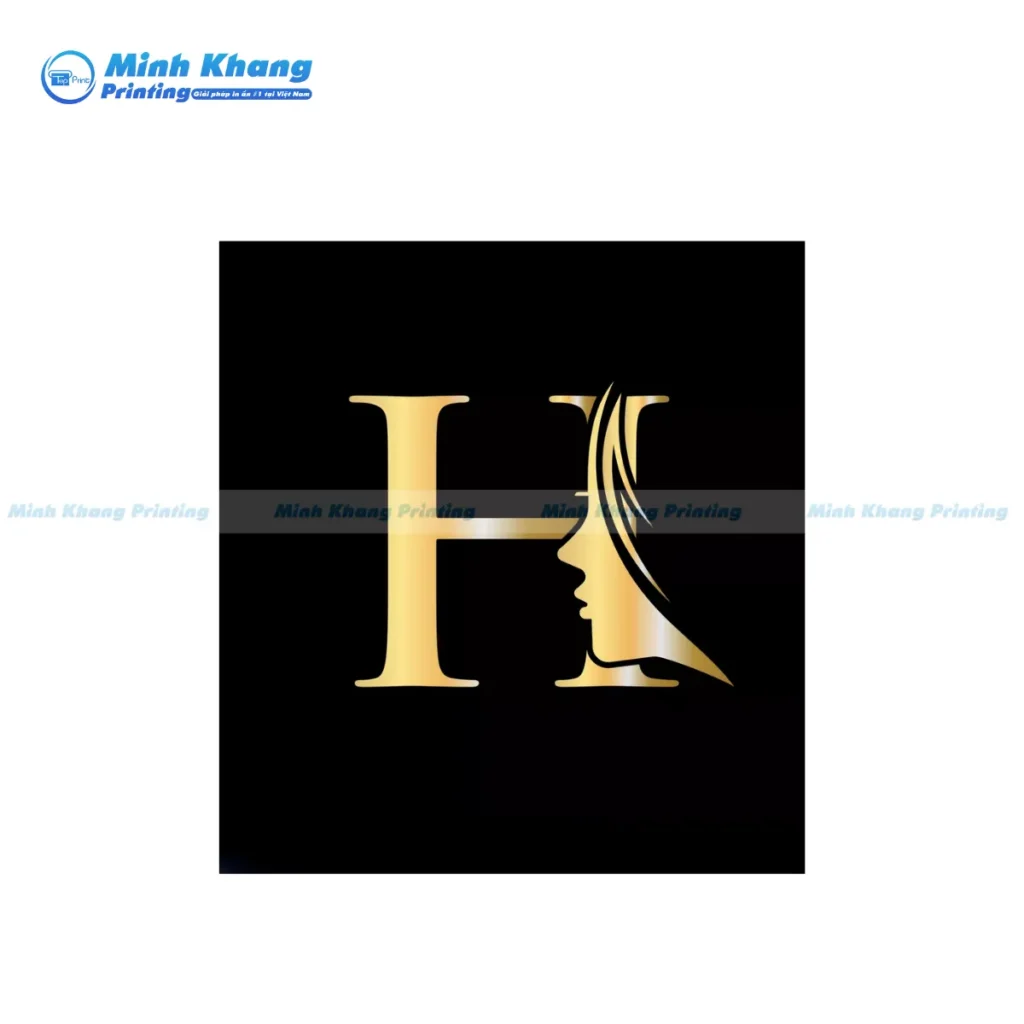 Mẫu logo spa ép kim nhũ bạc tạo điểm nhấn bắt mắt và sang trọng dưới ánh đèn showroom