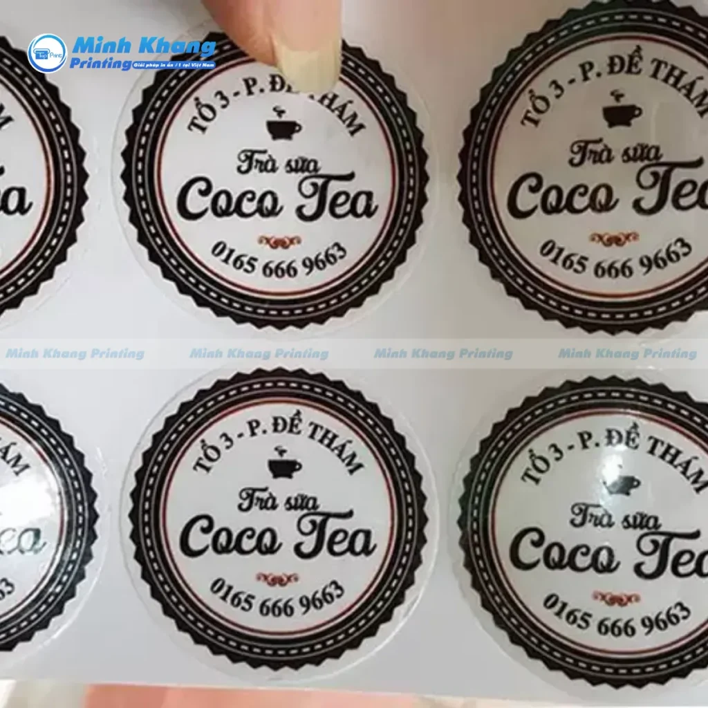 Mẫu logo sticker trà sữa hình tròn size 4cm là giải pháp tối ưu cho các dòng ly nhựa nhỏ