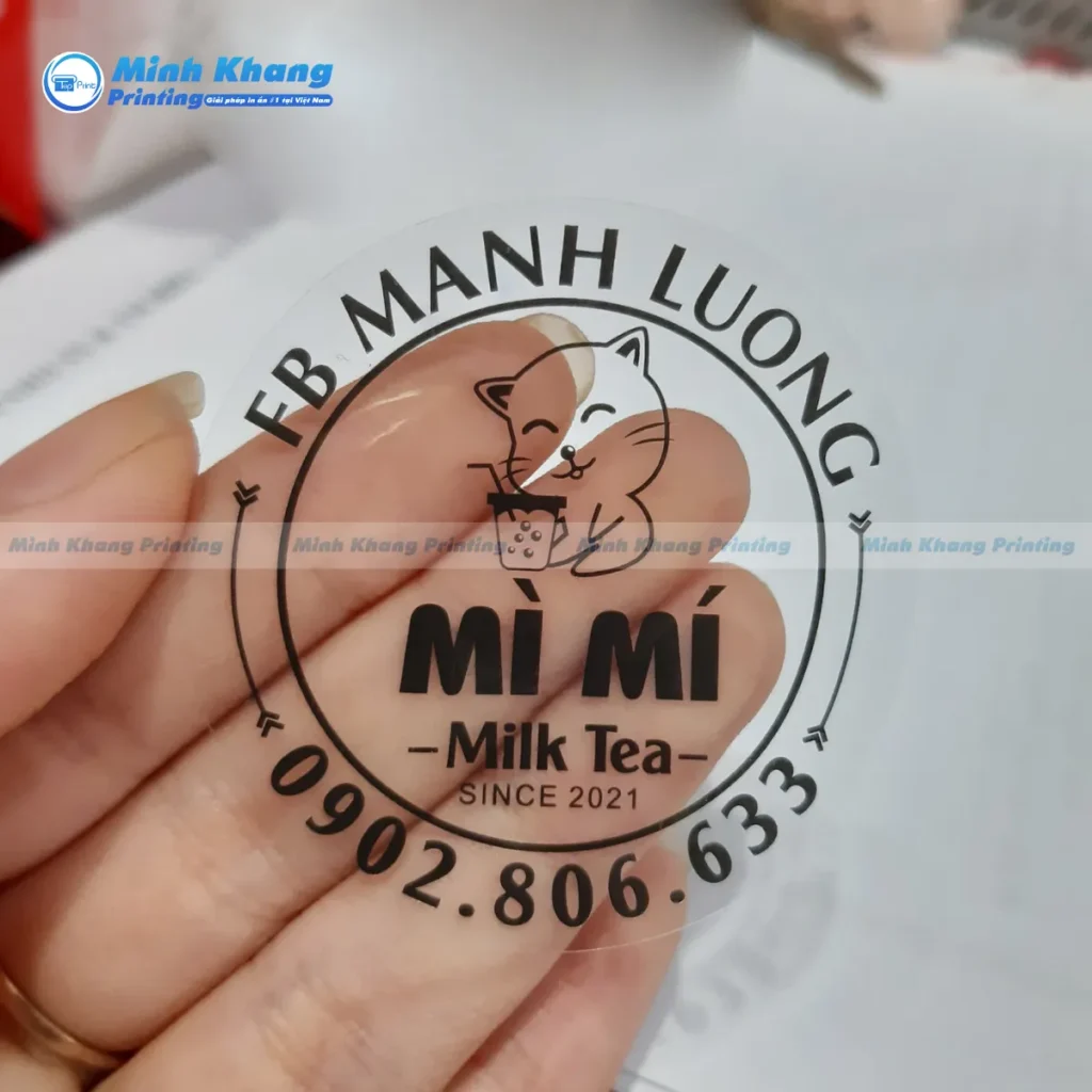 Mẫu tem logo trà sữa in trên decal nhựa trong tạo hiệu ứng tàng hình, làm nổi bật màu sắc