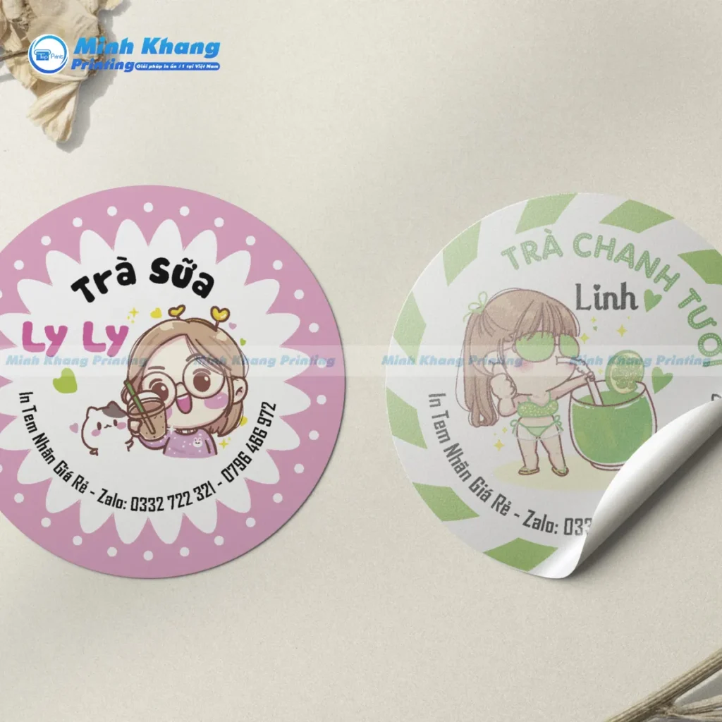 Mẫu logo dán ly trà sữa chất liệu nhựa sữa có khả năng hiển thị màu sắc cực kỳ rực rỡ và chân thực