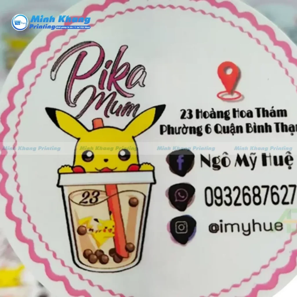 Mẫu sticker logo dán ly trà sữa cán màng bóng giúp sản phẩm luôn lung linh, thu hút ánh nhìn