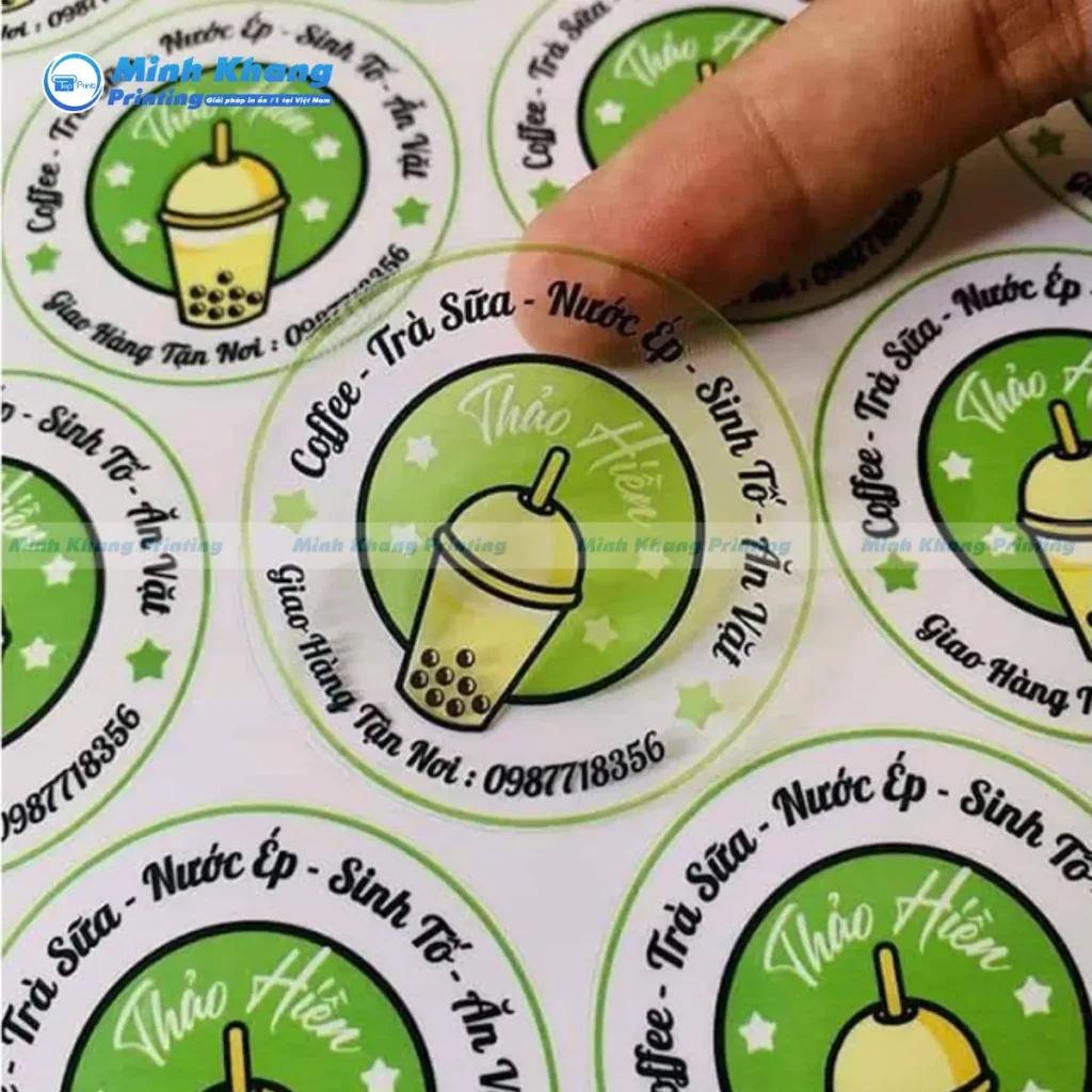 Mẫu decal logo dán ly trà sữa bền màu tuyệt đối, không bị lem mực khi tiếp xúc trực tiếp với nước đá