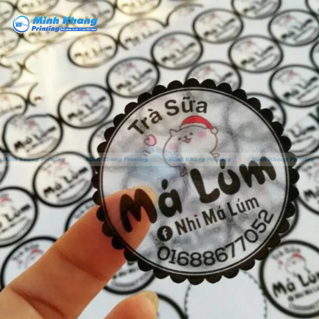 Mẫu logo trà sữa in trên decal nhựa trong mang lại vẻ đẹp tinh tế, giúp làm nổi bật màu sắc bắt mắt