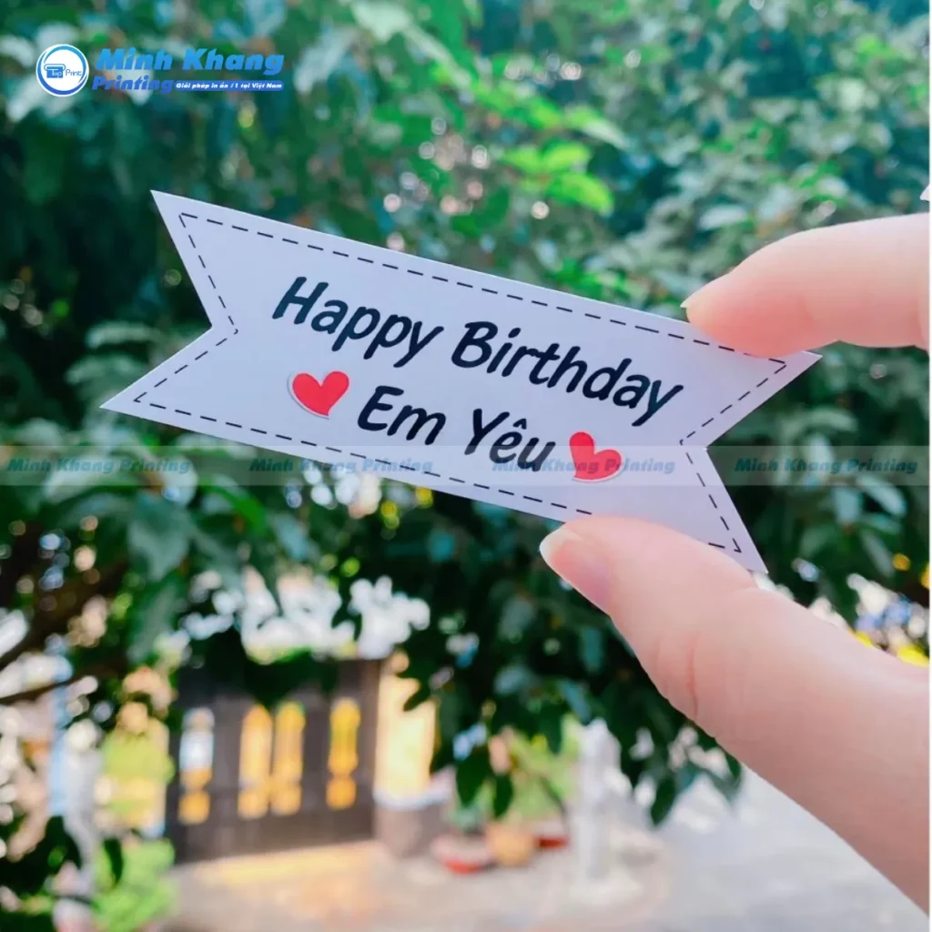 Mẫu tag giấy màu trắng tinh khôi là lựa chọn hoàn hảo cho các mẫu bánh kem kỉ niệm