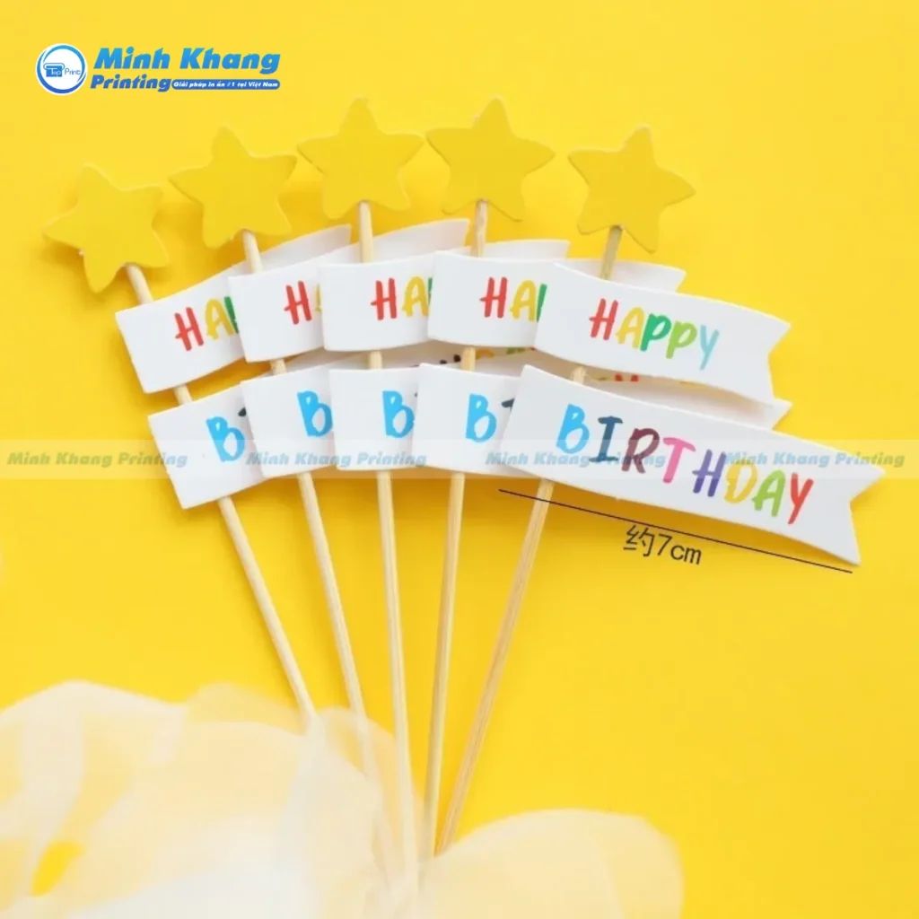 Mẫu tag giấy hình ngôi sao lấp lánh giúp chiếc bánh trở thành tâm điểm trong các bữa tiệc tối