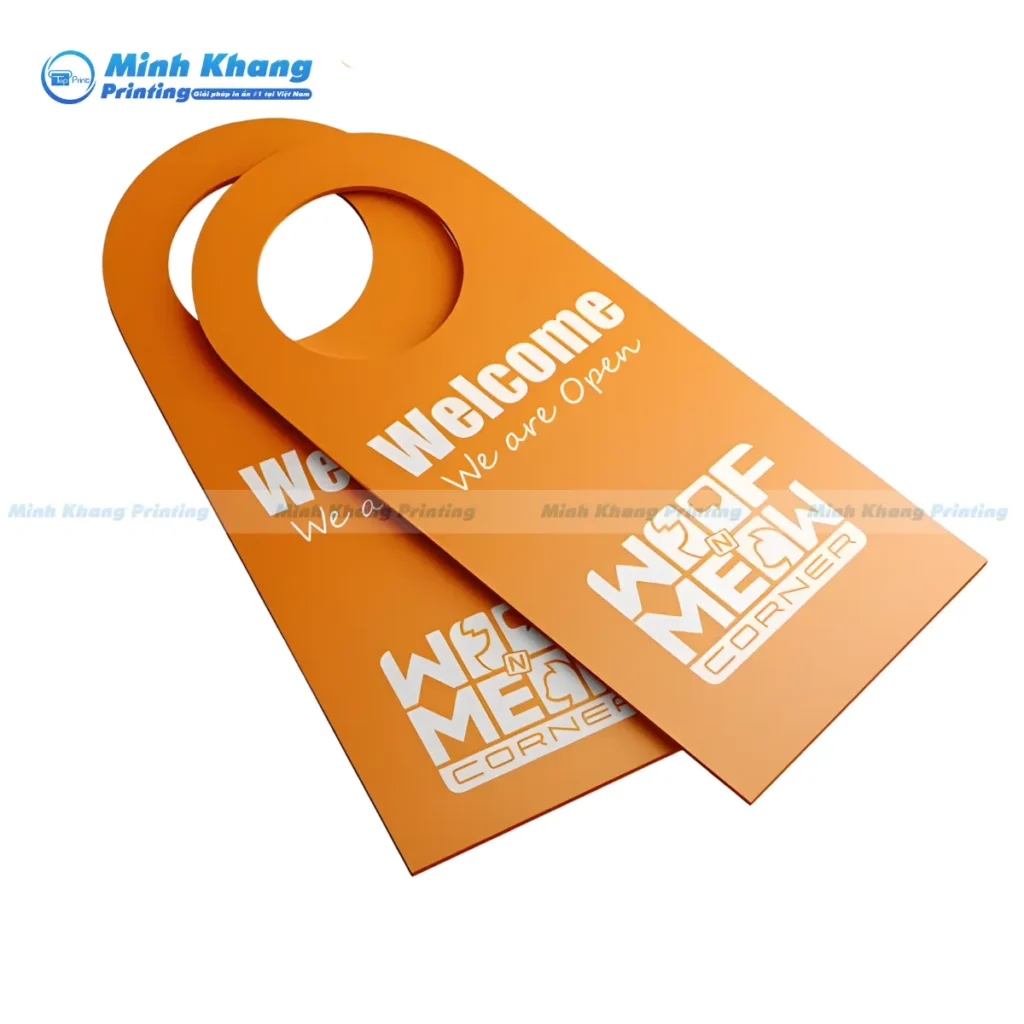 Mẫu tag có kích thước lớn 9x25cm đảm bảo thông tin song ngữ được hiển thị rõ ràng và dễ đọc