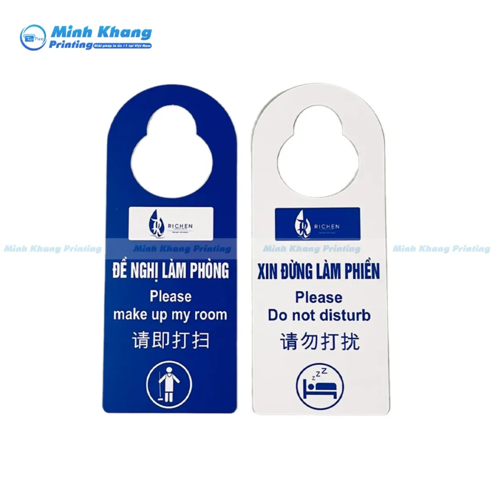 Mẫu thẻ treo cửa bo tròn bốn góc giúp sản phẩm không bị bong tróc hay gãy hỏng