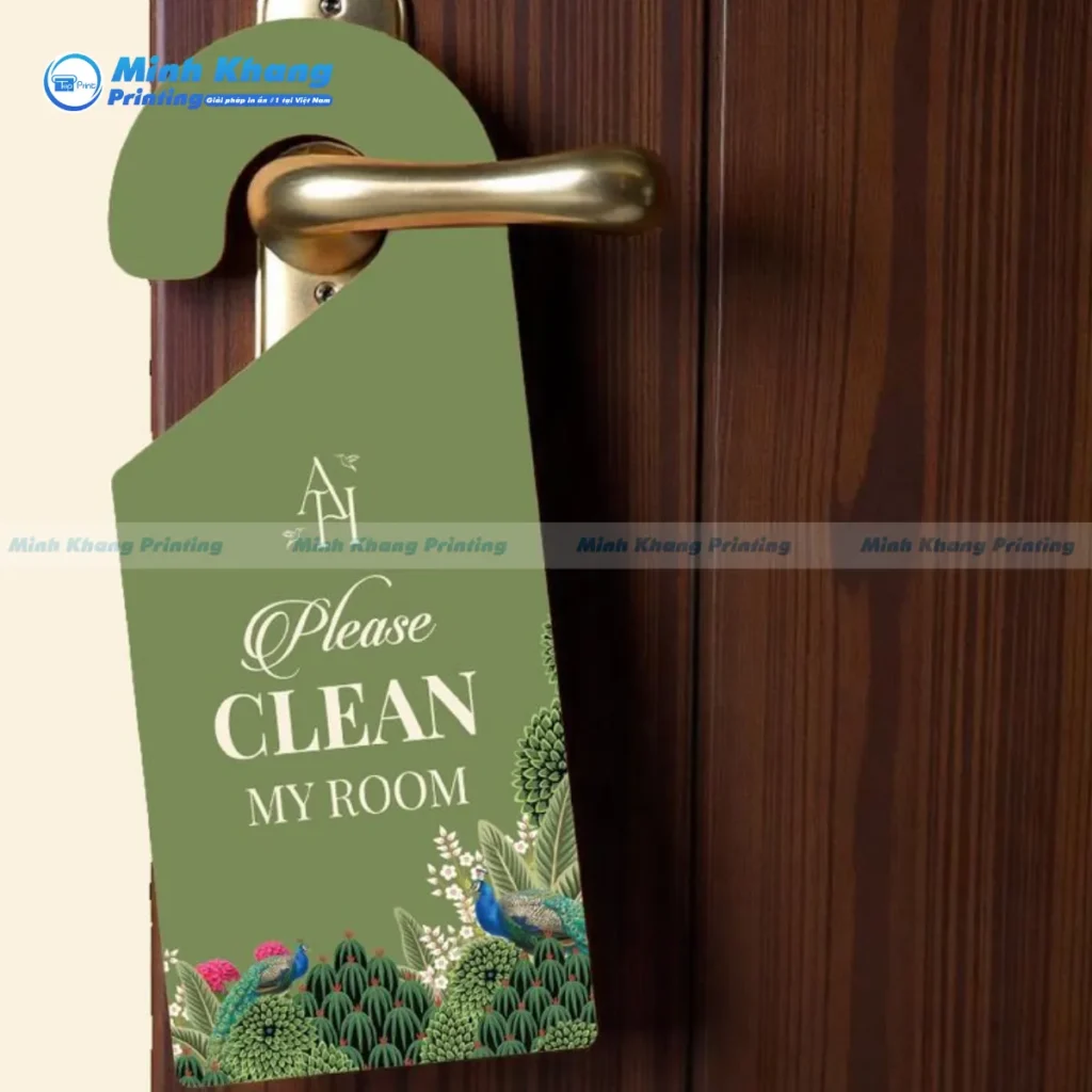 Mẫu tag treo cửa phòng khách sạn thiết kế theo yêu cầu riêng giúp đồng bộ hoàn hảo với phong cách thiết kế nội thất
