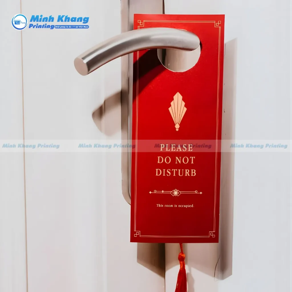 Mẫu thẻ treo cửa phòng khách sạn sử dụng công nghệ in UV giúp bảo vệ màu sắc trước tác động của ánh sáng
