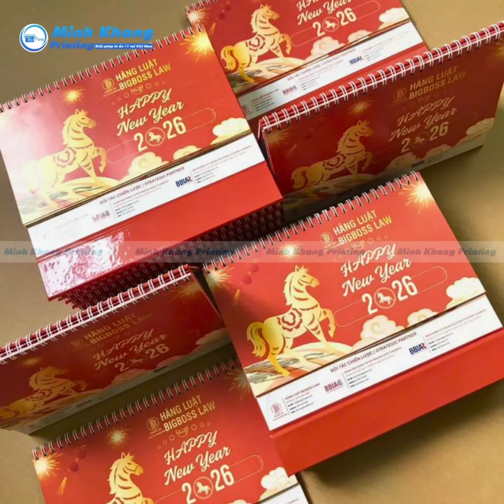 Mẫu lịch để bàn chữ A tết bính ngọ 2026 thiết kế tối giản là lựa chọn hàng đầu cho các văn phòng hiện đại