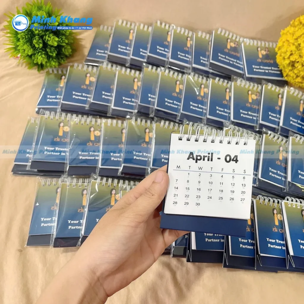 Mẫu lịch mini nhỏ gọn cực kỳ tiện lợi cho những mặt bàn có diện tích hạn chế