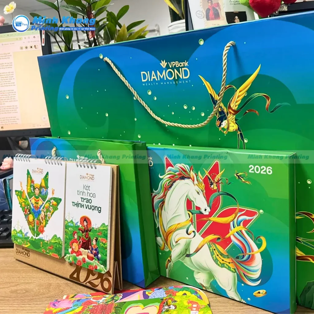 Mẫu lịch ngân hàng VP Bank sử dụng giấy Mỹ thuật ánh kim luôn thu hút ánh nhìn bởi sự tinh tế và khác biệt