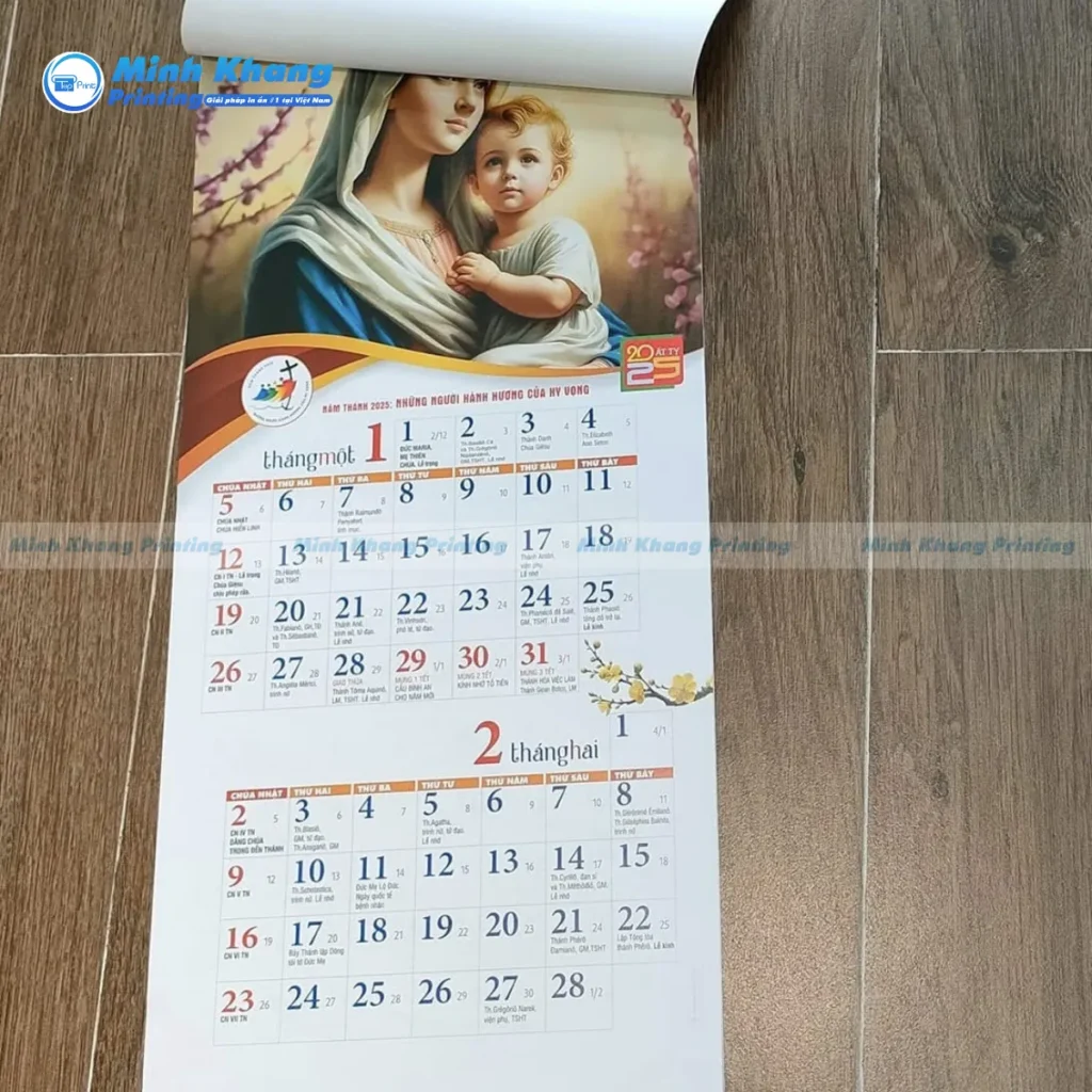 Mẫu lịch nẹp thiếc truyền thống cho nhà thờ có 7 tờ tương ứng cho 12 tháng 