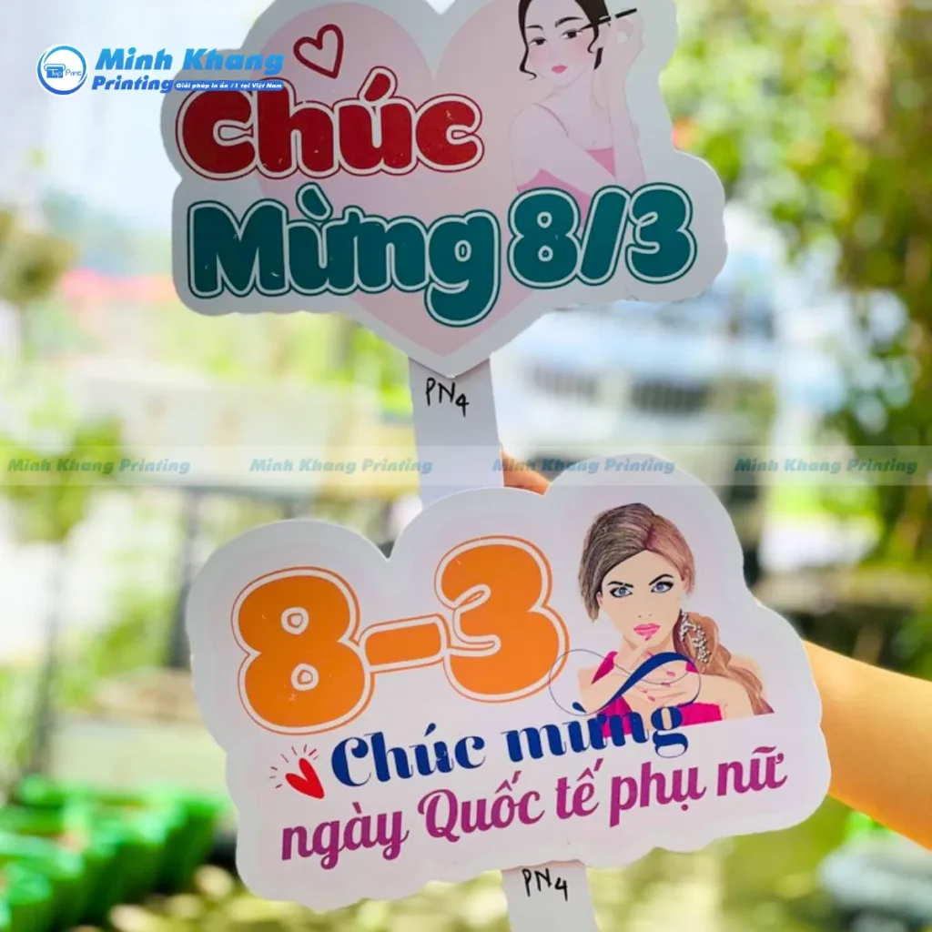 Mẫu hashtag 8/3 cán màng chống lóa giúp bức ảnh check-in dưới đèn flash trở nên hoàn hảo hơn