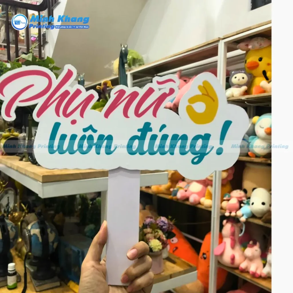 Mẫu hashtag cầm tay 8/3 đẹp Phụ Nữ Luôn Đúng 