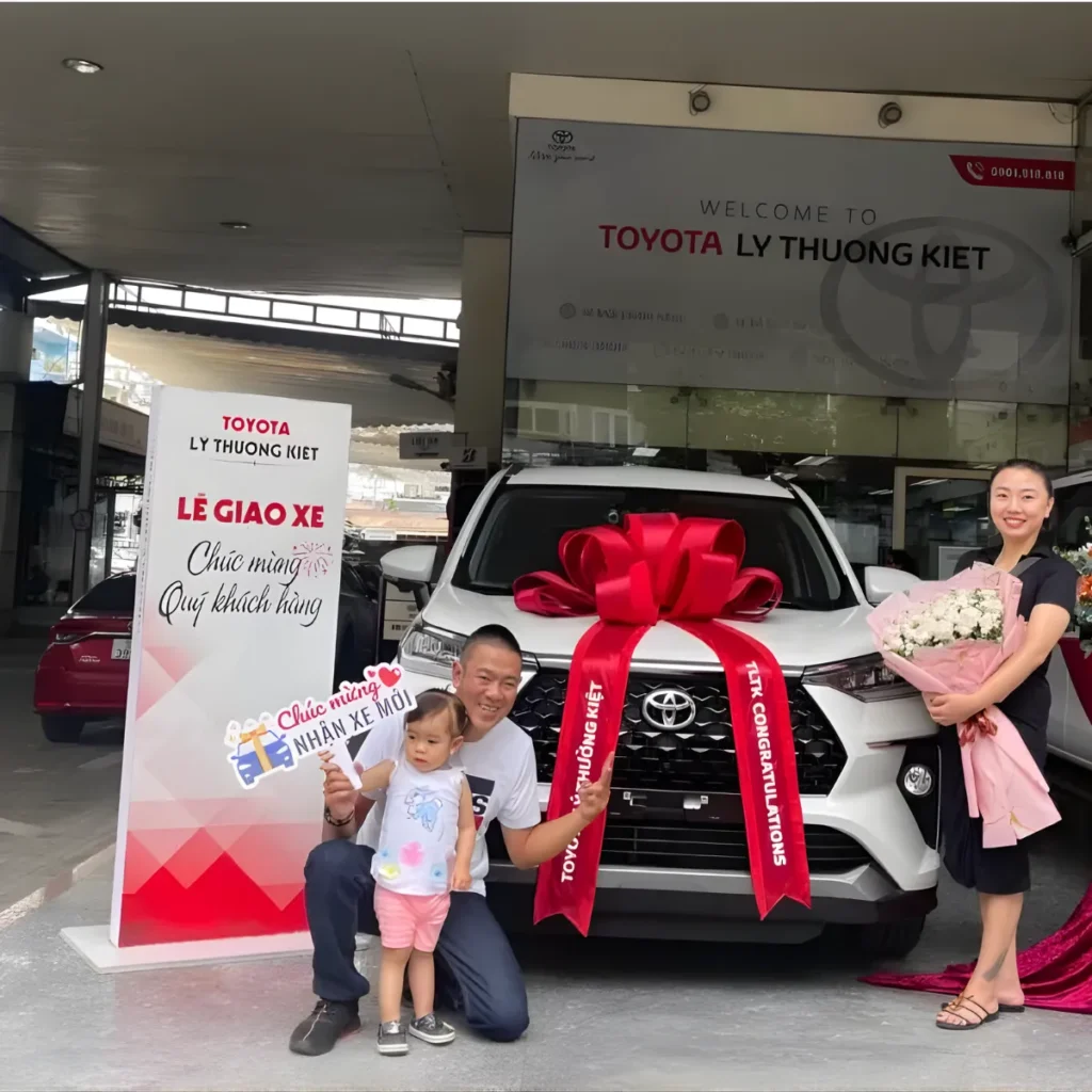 Quy Chuẩn Thiết Kế & In Hashtag Cầm Tay Khi Giao Xe Chuyên Nghiệp