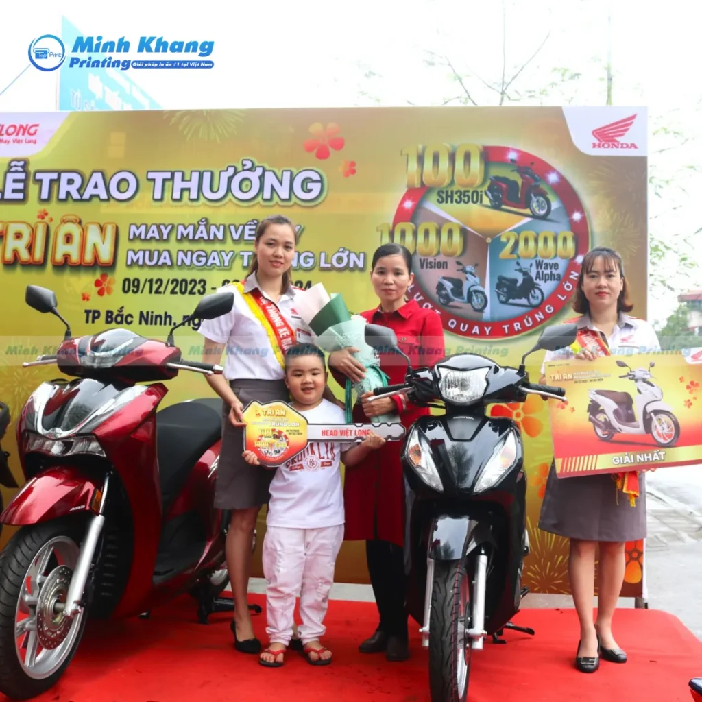 Tại Sao Showroom Nên Đầu Tư Hashtag Cầm Tay Khi Giao Xe?