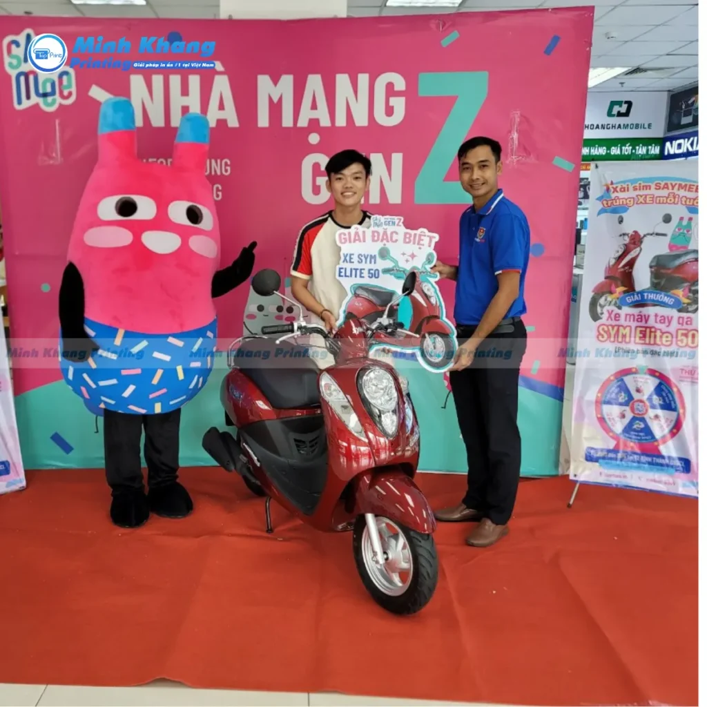 Mẫu hashtag cầm tay có tay cầm dài chụp ảnh khi bàn giao xe