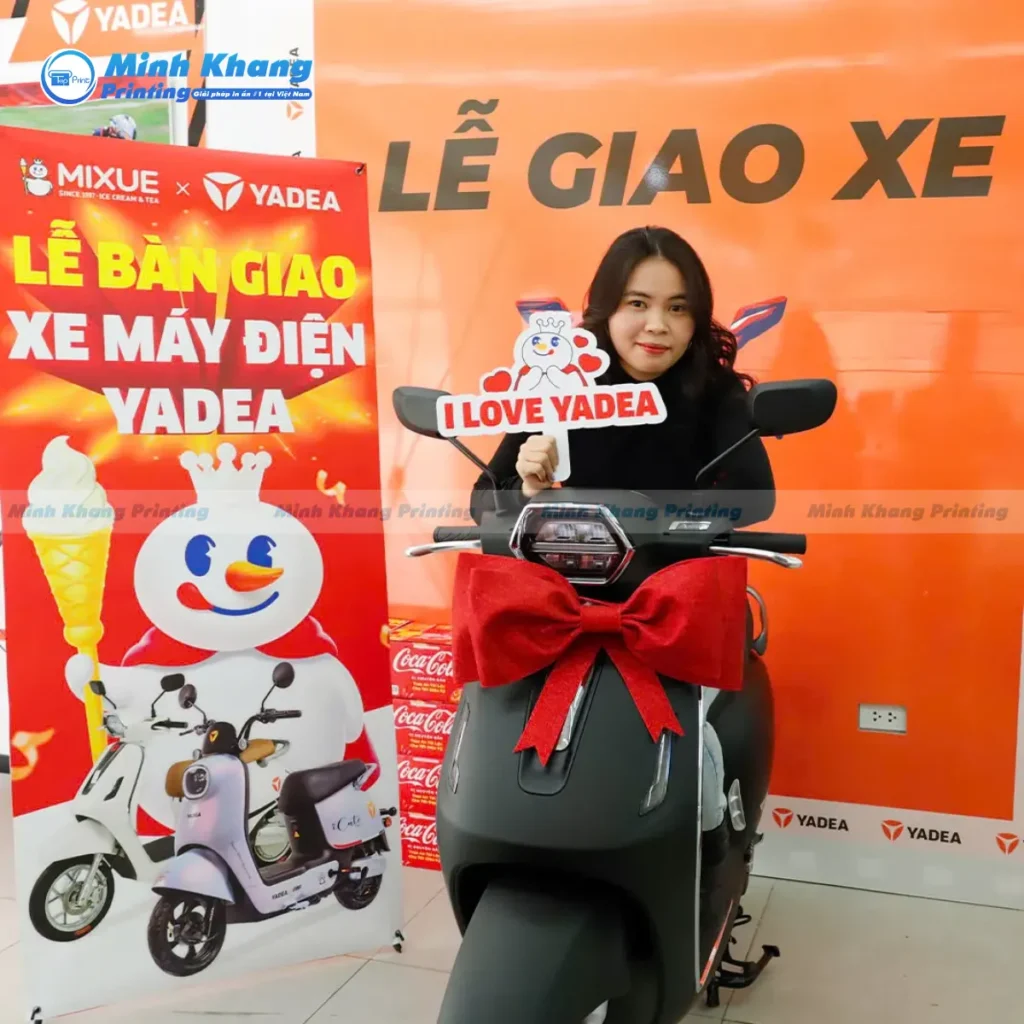  Mẫu bảng cầm tay chụp ảnh lễ giao xe điện YADEA PP cán Formex