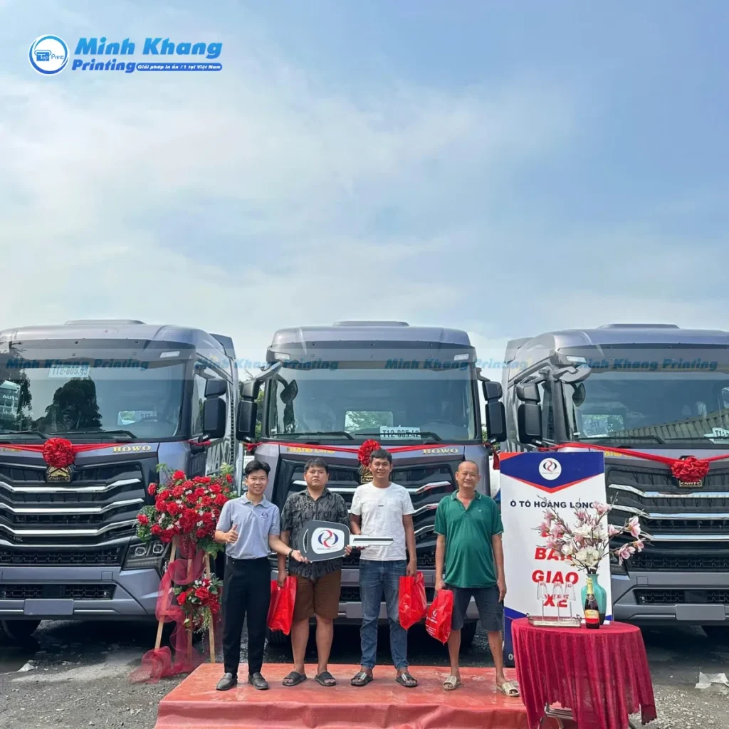 Mẫu hashtag cầm tay chúc mừng nhận xe tải Ô Tô Hoàng Long chất liệu formex dán decal