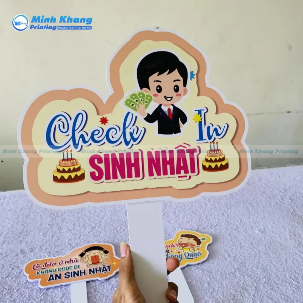 Mẫu bảng checkin cầm tay tiệc sinh nhật chất liệu formex dán decal