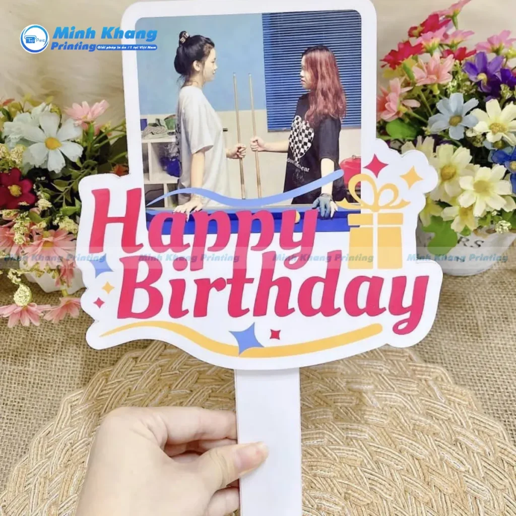 Mẫu bảng cầm tay chúc mừng sinh nhật in hình theo yêu cầu