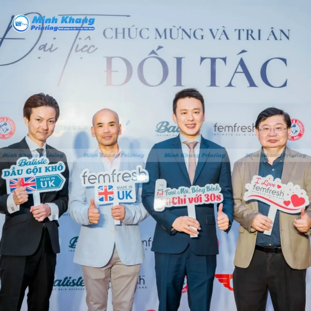 Mẫu hashtag formex cán màng mờ giúp chụp ảnh không bị chói lóa dưới ánh đèn sự kiện công ty