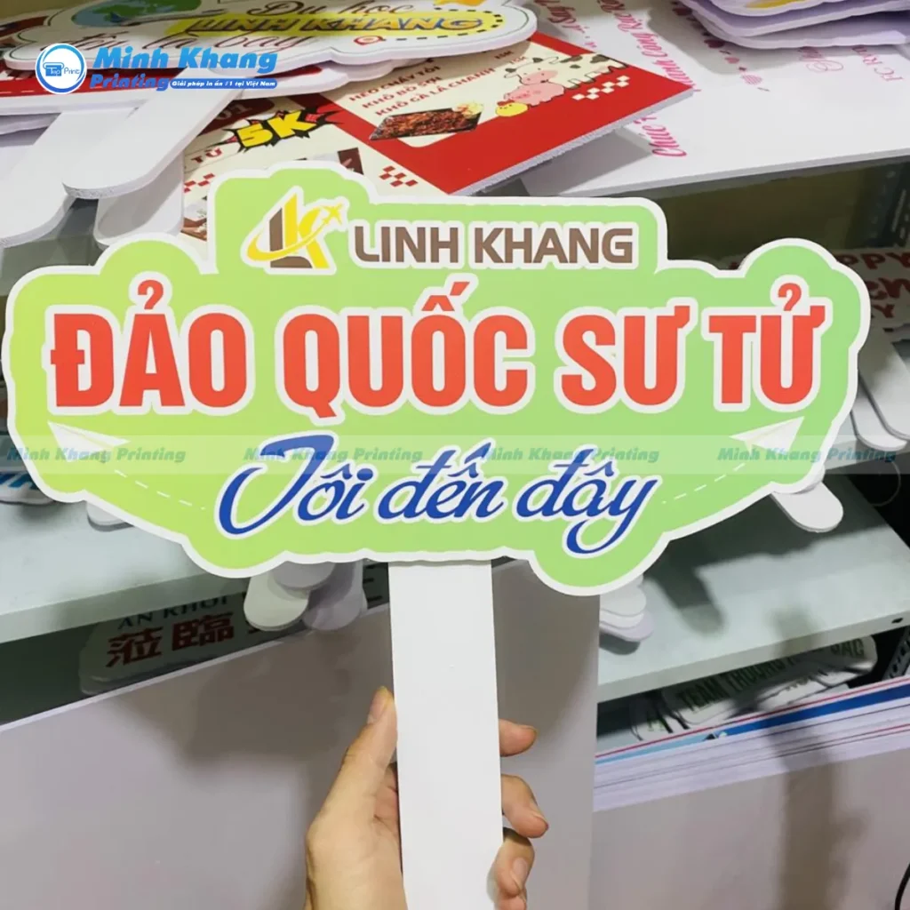 Mẫu hashtag cầm tay team building in logo công ty là công cụ tuyệt vời để khẳng định bản sắc tập thể