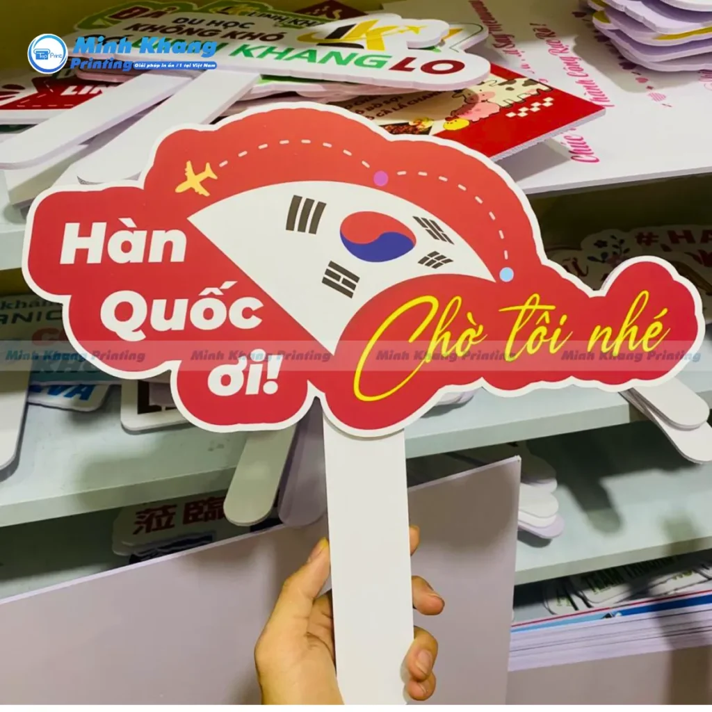 Mẫu bảng cầm tay du lịch hàn quốc với sắc đỏ may mắn