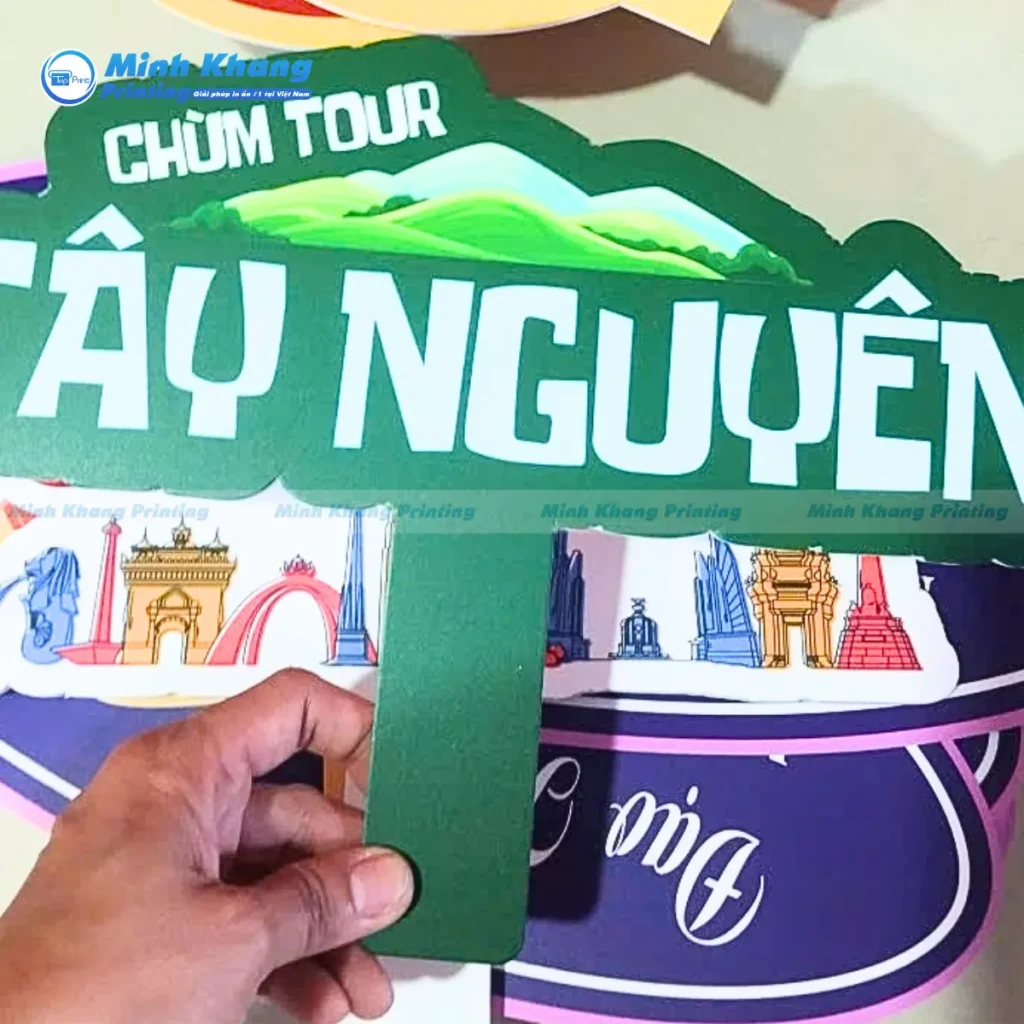 Mẫu hashtag tour du lịch có cán cầm được bo tròn tỉ mỉ, đảm bảo sự an toàn và cảm giác thoải mái