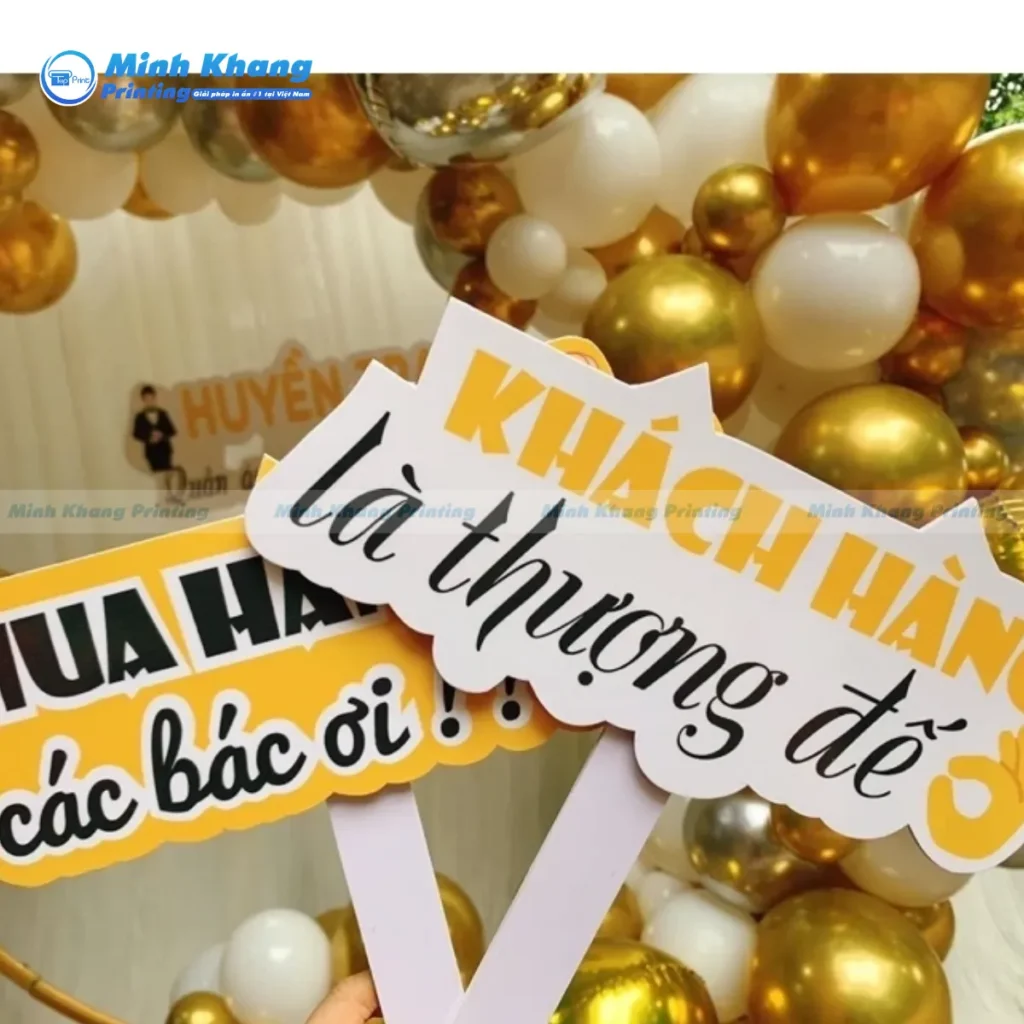 Mẫu bảng cầm tay khai trương chất liệu Formex dày dặn mang lại cảm giác chắc chắn và cao cấp