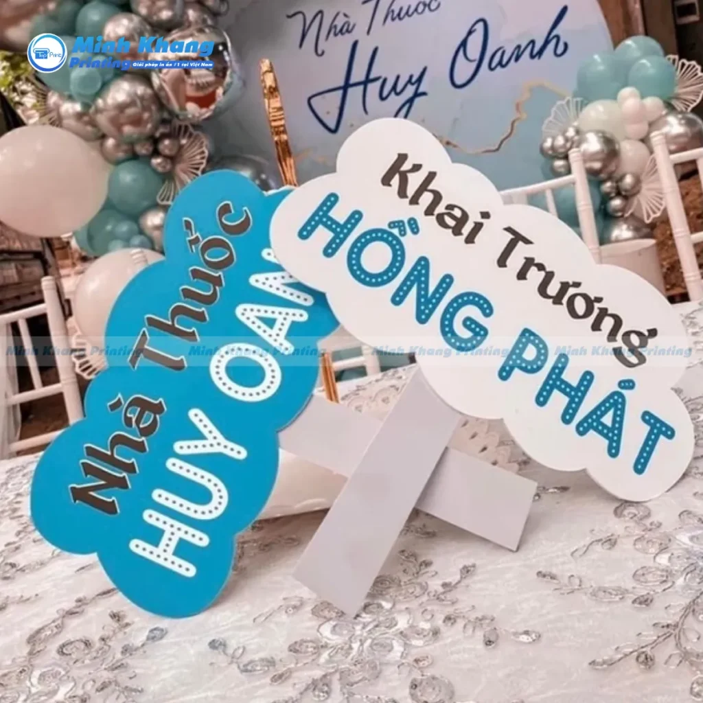 Mẫu bảng cầm tay in tên thương hiệu nhà thuốc là lựa chọn hoàn hảo để đánh dấu cột mốc kinh doanh