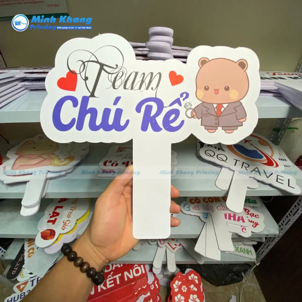 Mẫu bảng cầm tay đám cưới cho dàn trai checkin cùng nhau