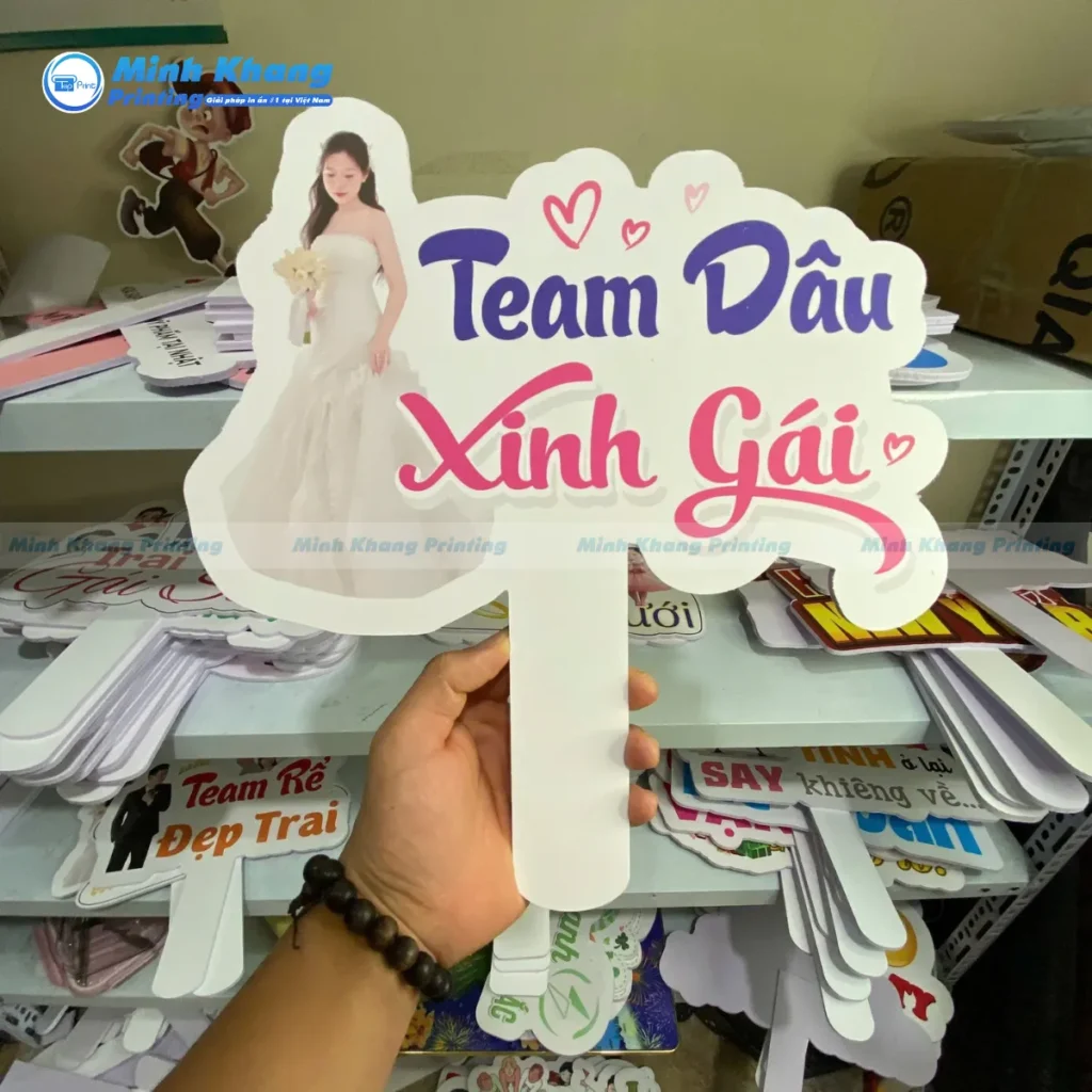 Mẫu hashtag cầm tay đám cưới cho team cô dâu xinh gái