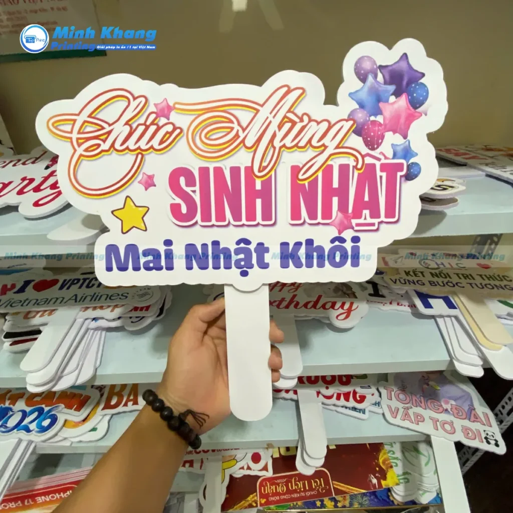 Mẫu hashtag cầm tay sinh nhật cho bé theo yêu cầu & độc nhất