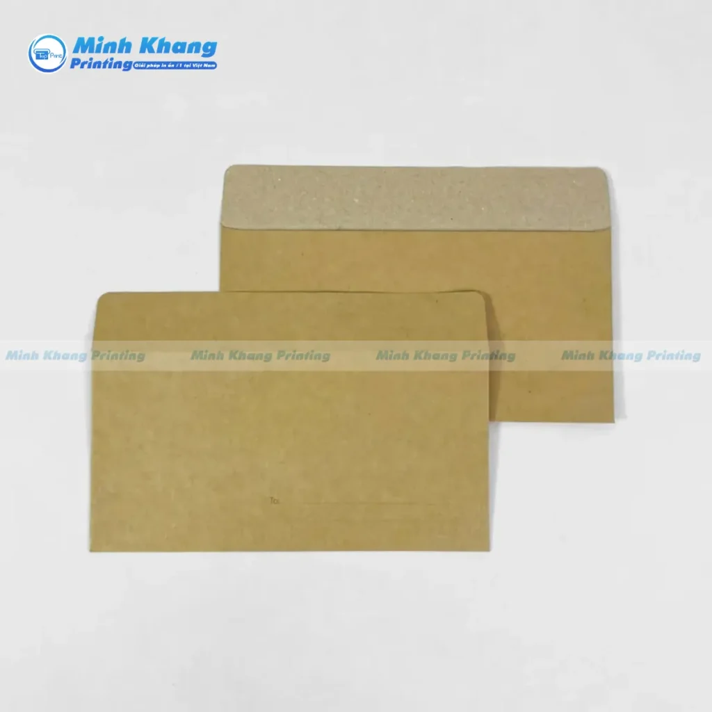 Mẫu phong bì nắp vuông sử dụng giấy Kraft nâu mộc mạc, tạo cảm giác thân thiện với môi trường