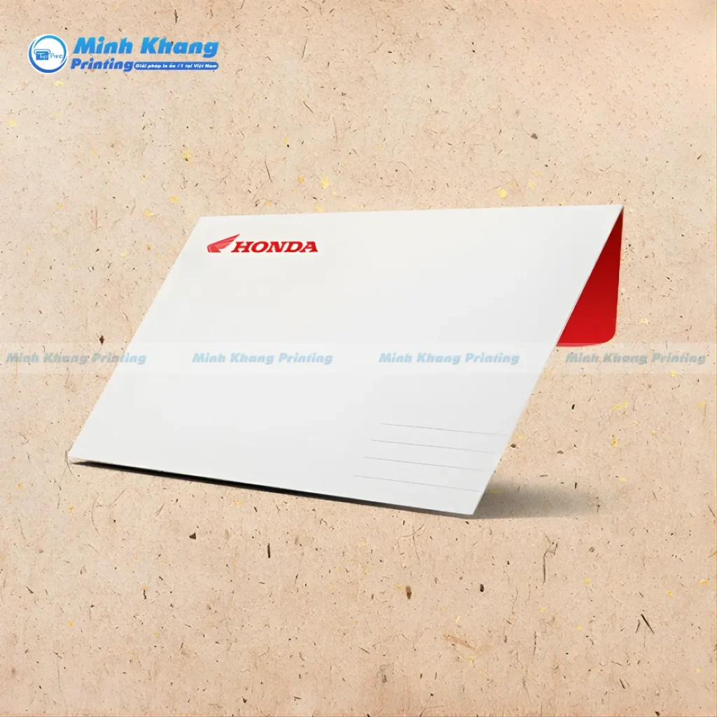 Mẫu phong bì nắp vuông màu trắng tinh khôi với logo in tinh tế tại góc