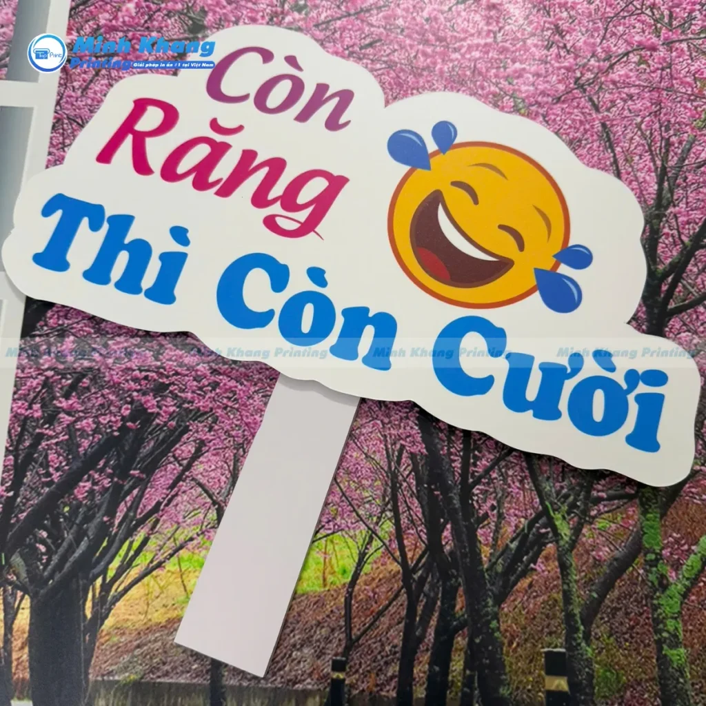 Mẫu hashtag cầm tay cute nhóm bạn thân thiết kế slogan độc lạ giúp khẳng định tình bạn bền chặt 