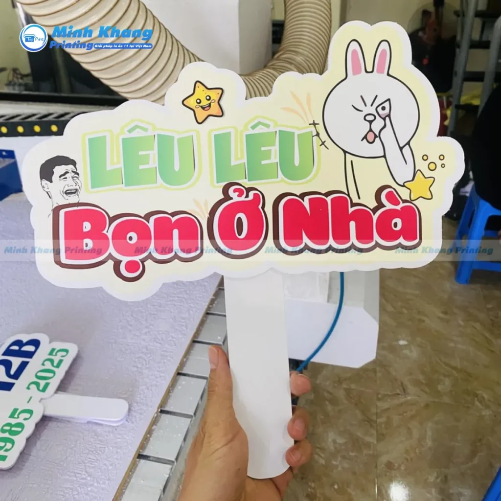 Mẫu hashtag cầm tay cute họp lớp in những câu khẩu hiệu lầy lội giúp gắn kết tình bạn