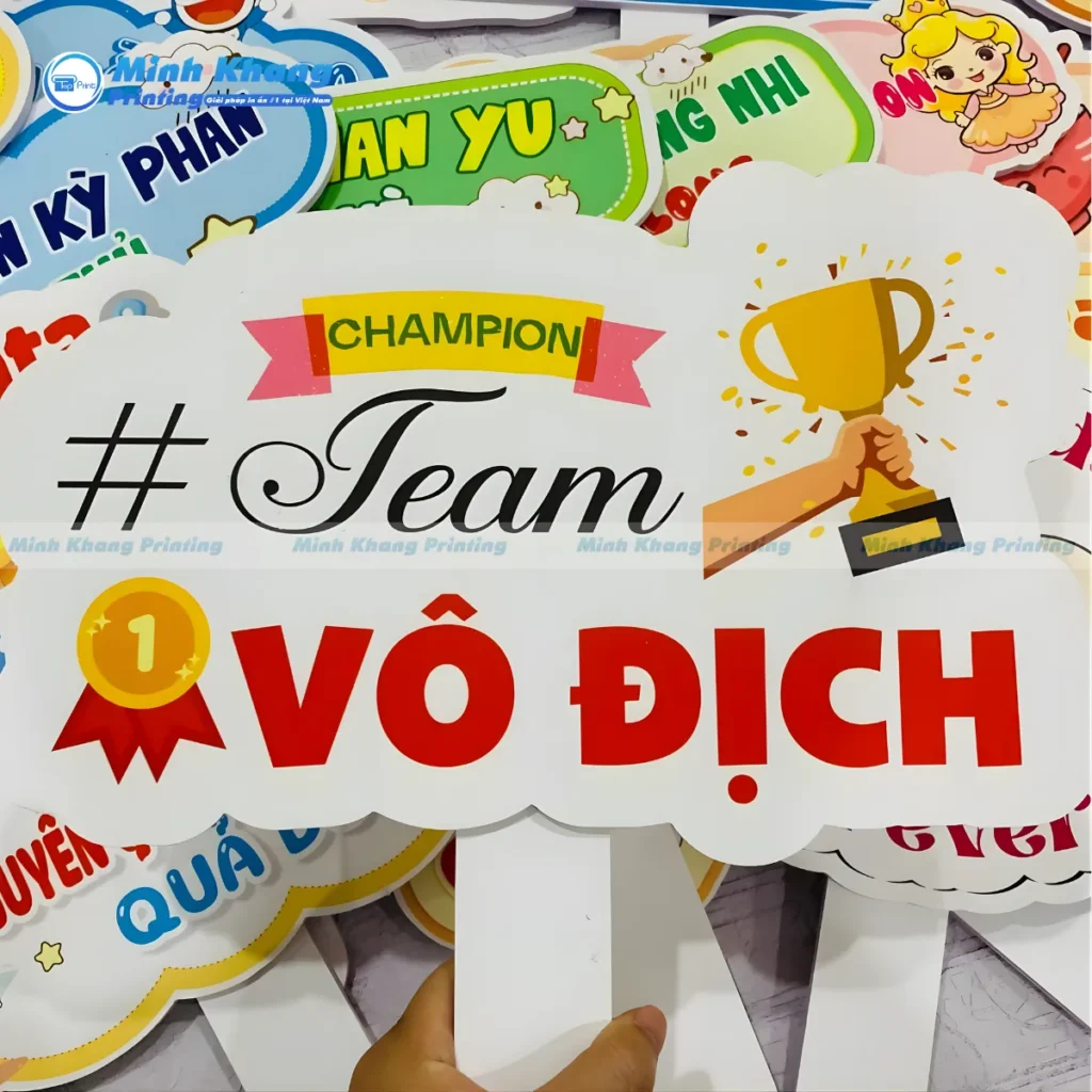 Mẫu hashtag in hình chiếc cúp vàng danh giá thể hiện khát khao chiến thắng của mọi người hâm mộ