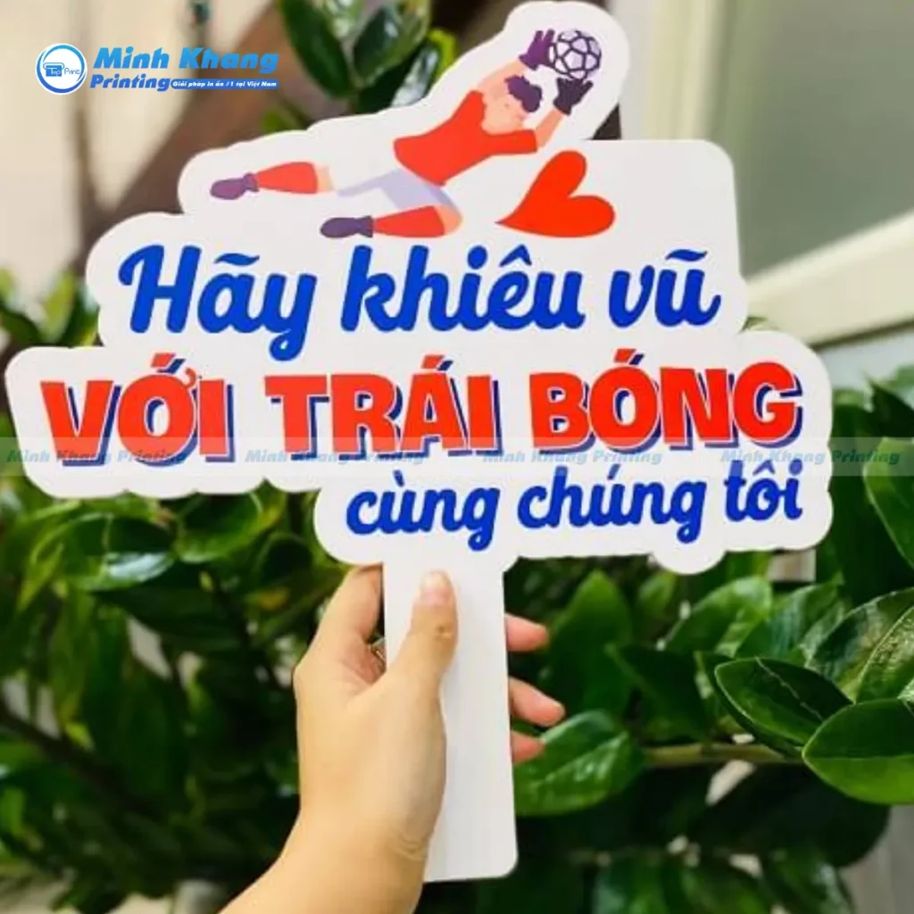 Mẫu bảng cầm tay kích thước 20x30cm rất tiện lợi để cổ động viên mang đi khắp sân bóng