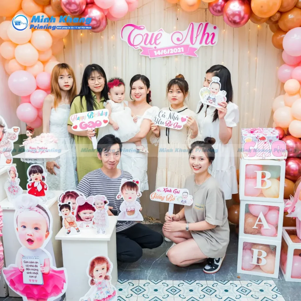 Mẫu hashtag sự kiện sinh nhật bé yêu cắt tỉa hình chibi ngộ nghĩnh tạo không khí rất vui tươi