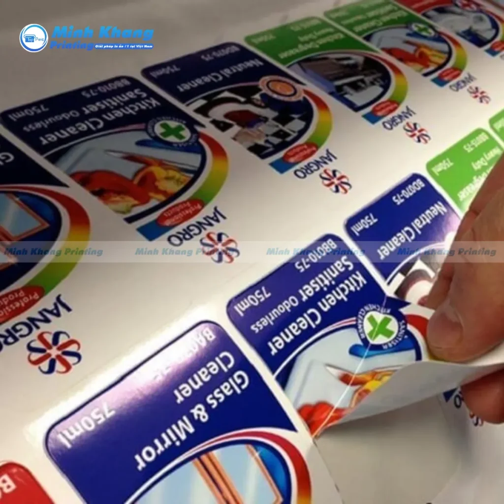 Mẫu decal nhựa in logo dán niêm phong nắp hộp giúp bảo vệ sự nguyên vẹn của sản phẩm bên trong