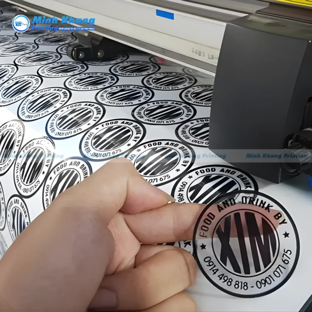 Mẫu decal nhựa trong suốt dán chai thủy tinh giúp làm nổi bật màu sắc sản phẩm bên trong
