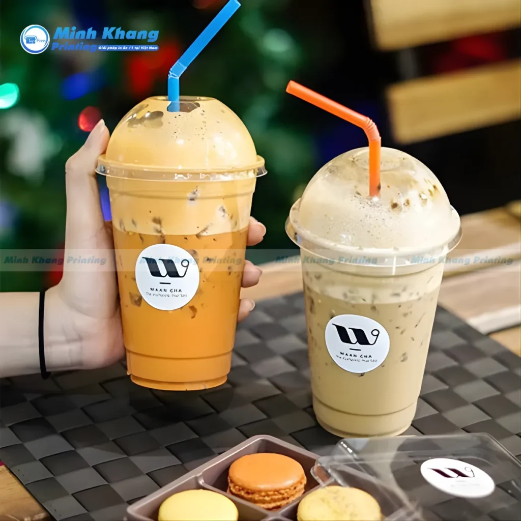 Mẫu logo dán ly nước chất liệu decal trắng kích thước 3 x 3 cm